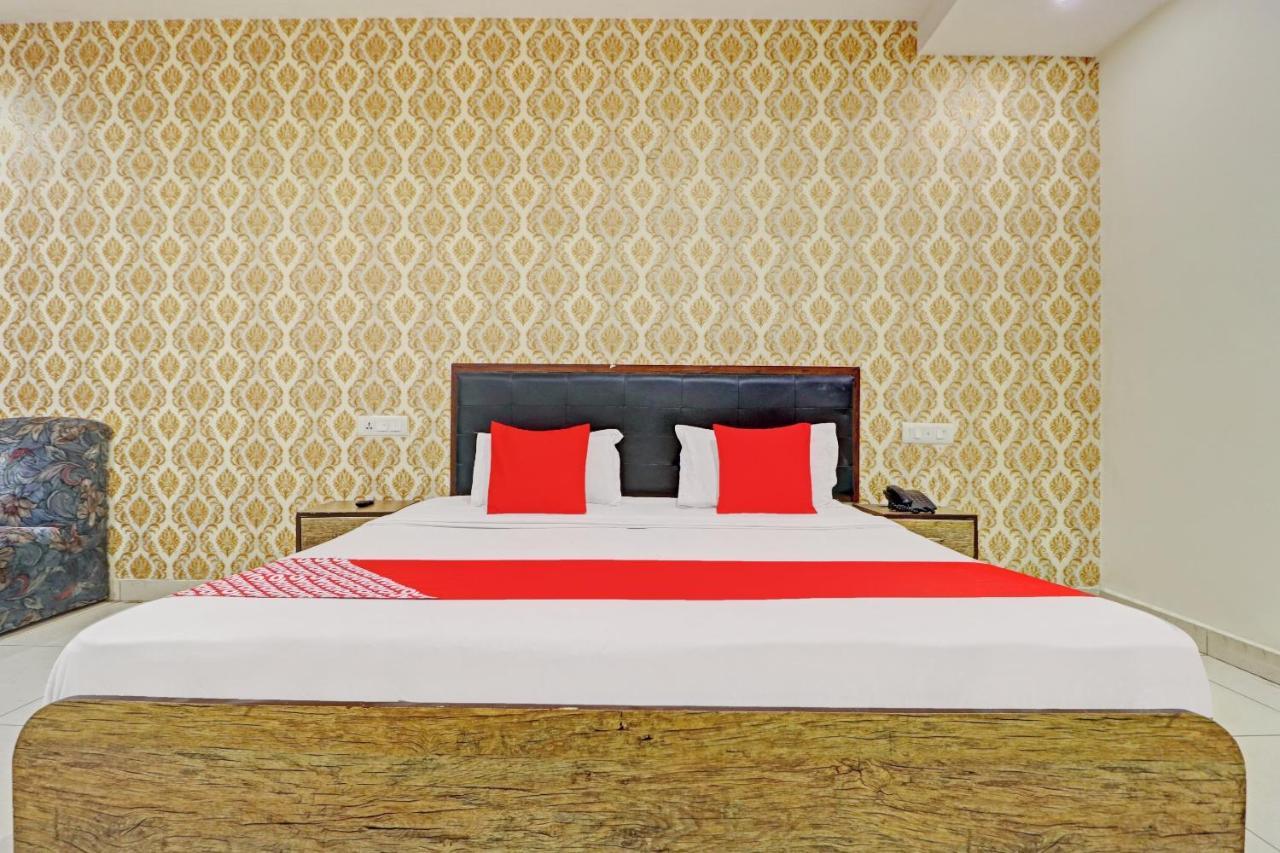 Oyo 74073 Hotel Abhishek Ludhiana Dış mekan fotoğraf