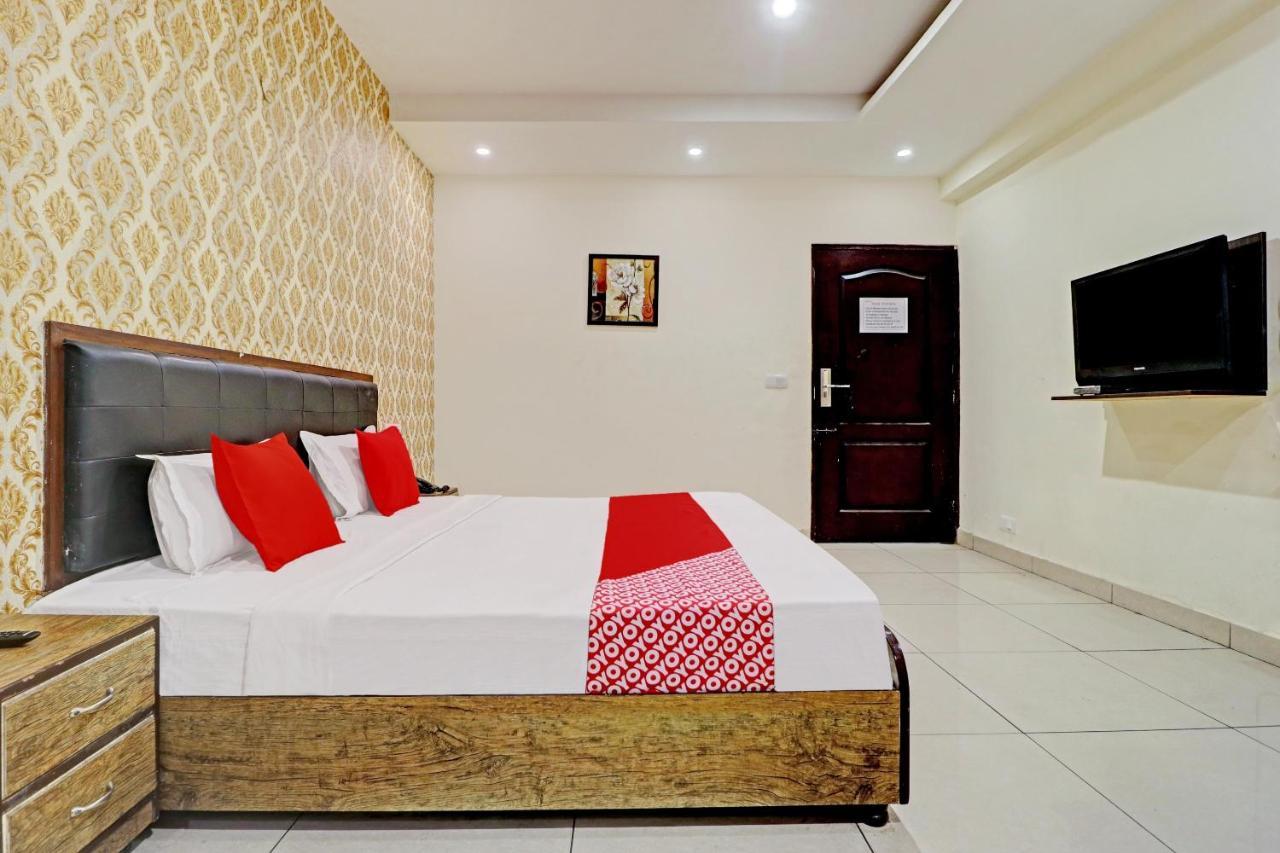 Oyo 74073 Hotel Abhishek Ludhiana Dış mekan fotoğraf