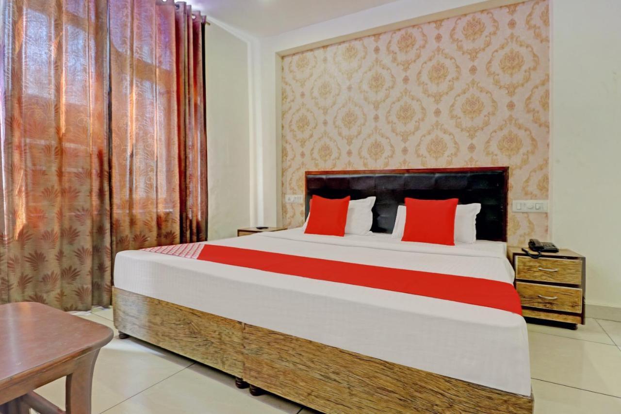 Oyo 74073 Hotel Abhishek Ludhiana Dış mekan fotoğraf