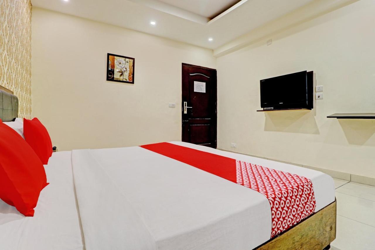 Oyo 74073 Hotel Abhishek Ludhiana Dış mekan fotoğraf